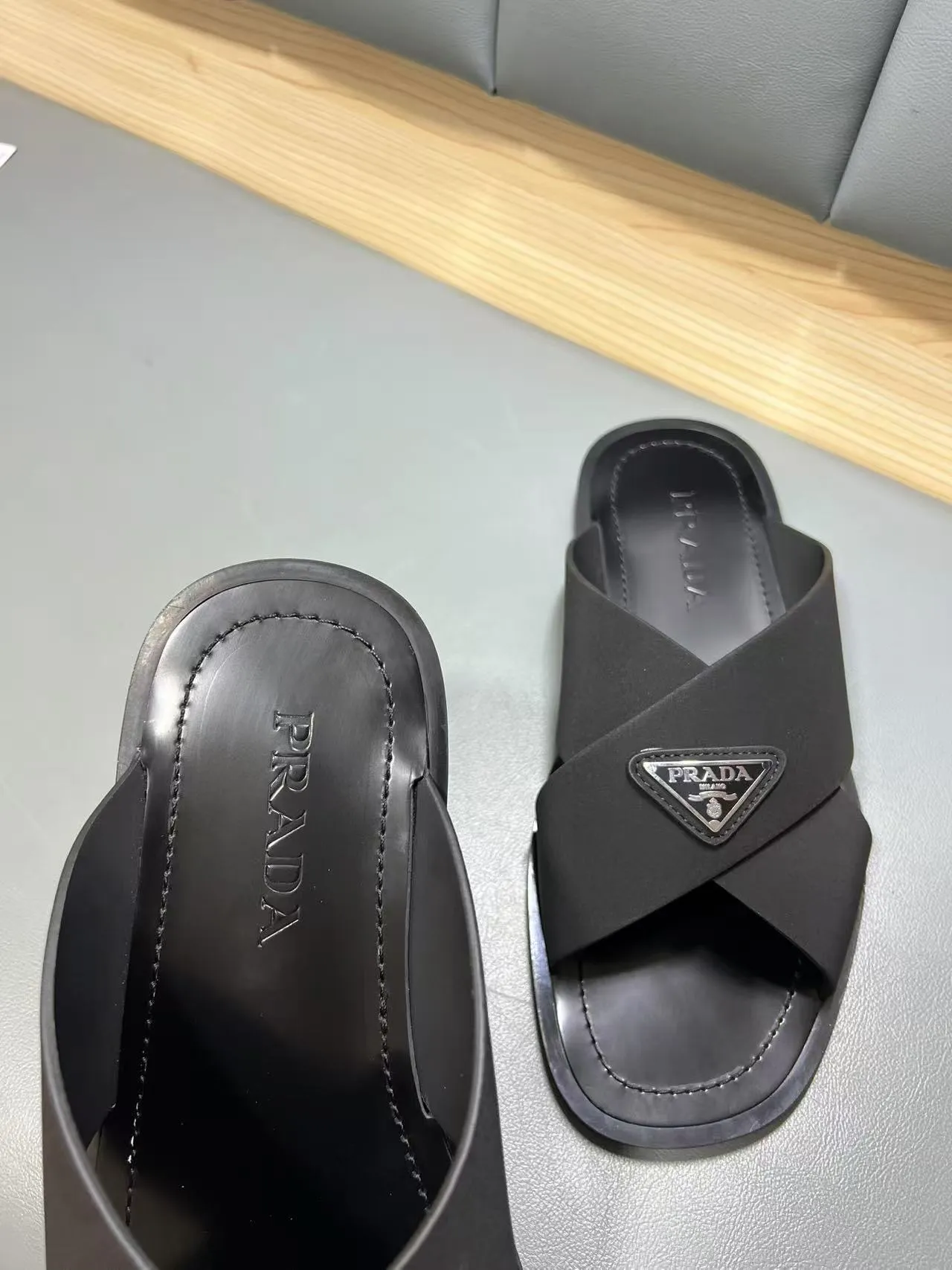 340💰PRADA Prada’s latest slippers are synchronized with the official website. This slipper is made of the brand’s unique and iconic Saffiano leather. The brand logo jumps out from the double straps, and the brand style is clearly visible. Cowhide gives men elegant charm and functional design, making it an ideal choice for vacation and leisure. Size:38-45